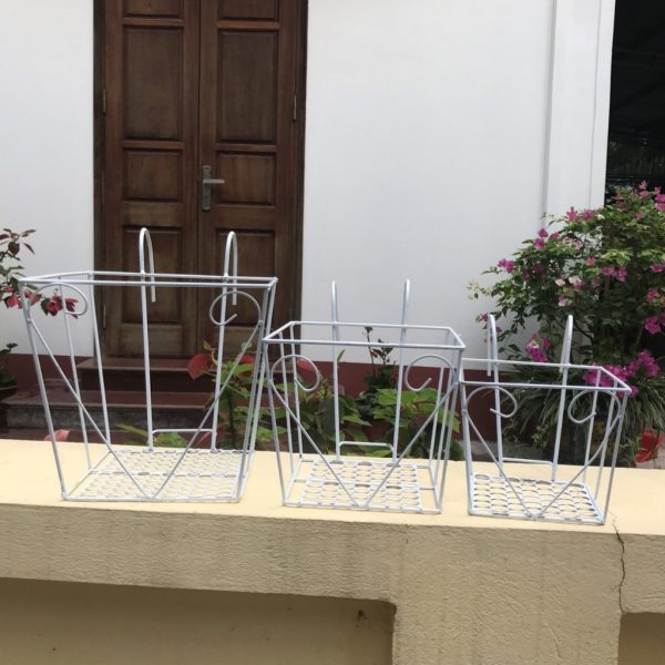 gia-sat-vuong-treo-chau-cay-de-ban-cong-v20x20-mau-trang-den-son-tinh-dien gia-sat-vuong-treo-chau-cay-de-ban-cong-v20x20-mau-trang-den-son-tinh-dien