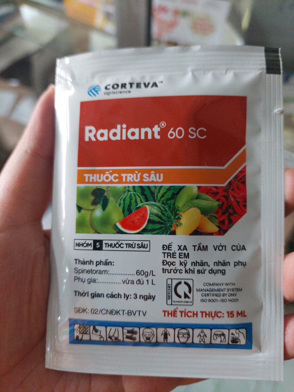 Thuốc trừ sâu sinh học radiant trị bọ trĩ hoa hồng
